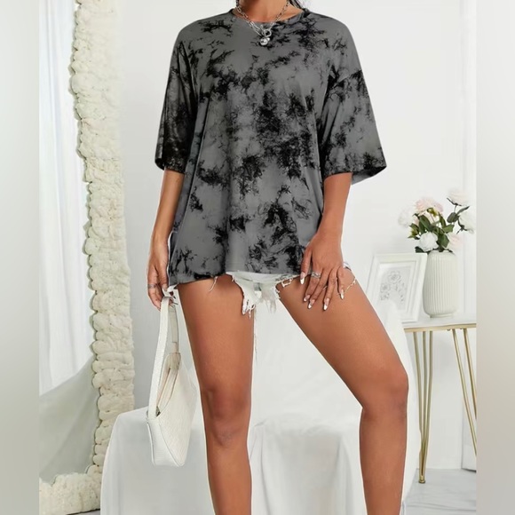 Tops - ✨NEW✨ Black & Gray Tie-Dye Oversized Tee